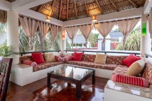 a living room with a couch and a coffee table at Casa Bella Brisa in Puerto Escondido