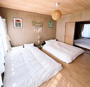 two twin beds in a room with at 8 Guests Entire Private House in Gifu