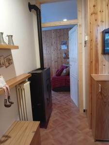 a room with a heater and a room with a bed at Giuly Home in Caspoggio