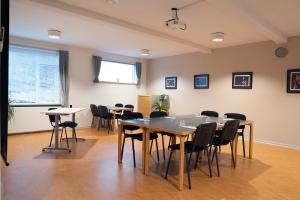 ein Esszimmer mit Tischen und Stühlen in der Unterkunft Aarhus Hostel og Hotel in Arhus