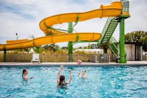 a group of children playing in a swimming pool at Strandhuisje in Voorthuizen