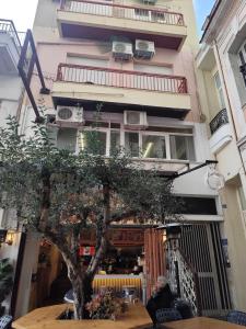 a tree in front of a building at Parastaseis One Bedrooom Flat Georges Square in Patra