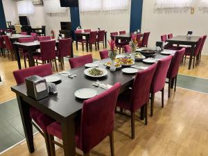 ein Esszimmer mit Tischen und Stühlen, auf denen Speisen stehen in der Unterkunft ROYAL 52 in Altınordu