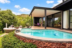 a house with a swimming pool in a yard at Cypiro Leopard Lodge in Kransberg