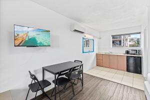 a kitchen and dining room with a table and chairs at Annerley Motor Inn in Brisbane +26 photos