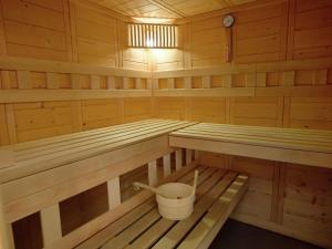 スパにあるAttractive Holiday Home in Spa with Swimming Poolのサウナ(ベンチ2台、バケツ付)