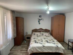 ein Schlafzimmer mit Bett und Holzschränken in der Unterkunft Casa Putna in Vidra + 25 Fotos
