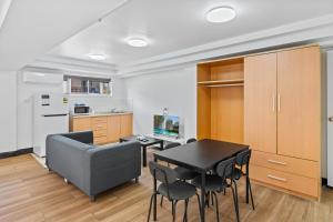a kitchen and dining room with a table and chairs at Annerley Motor Inn in Brisbane