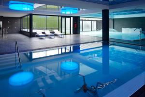 a swimming pool with chairs and a hotel room at Hotel & Thalasso Villa Antilla - Habitaciones con Terraza - Thalasso incluida in Orio