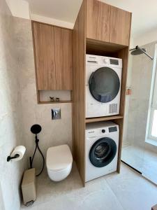 a bathroom with a washing machine and a microwave at Cashmere Apartment in Cluj-Napoca +12 photos