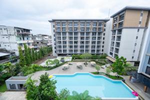 Draufsicht auf ein großes Gebäude mit Schwimmbad in der Unterkunft Rangsit Residence & Hotel by HOTEL DD in Ban Talat Rangsit