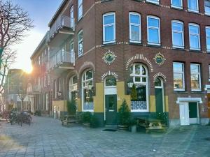 a large brick building on a city street at La Boulangerette - Studio in Kralingen in Rotterdam