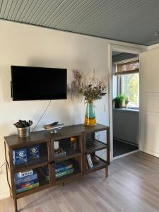 a living room with a flat screen tv on a wall at Charming townhouse in CityCenter Townhouse - free parking in Odense