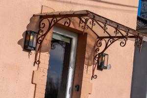 a pair of lights on the side of a building at Cocon chaleureux proche Epinal Private parking in Uxegney