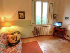 Televízia a/alebo spoločenská miestnosť v ubytovaní Farmhouse in Tuscany near San Gimignano