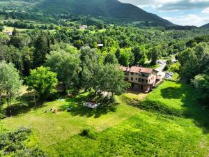 eine Luftaufnahme eines Hauses auf einem grünen Feld in der Unterkunft PianPieve Family Apartments vicino Assisi in Assisi
