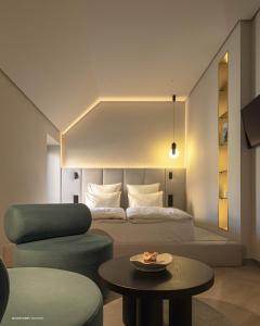 ein Hotelzimmer mit einem Bett und einem Tisch in der Unterkunft Hotel Laudon in Uschhorod