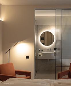ein Badezimmer mit Waschbecken und Spiegel in der Unterkunft Hotel Laudon in Uschhorod
