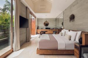 a bedroom with a large bed and a kitchen at Astera Villa Seminyak by Ini Vie Hospitality in Seminyak