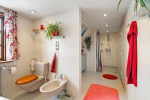 a bathroom with a toilet and a sink at Bed & Breakfast Hobro in Hobro +17 photos