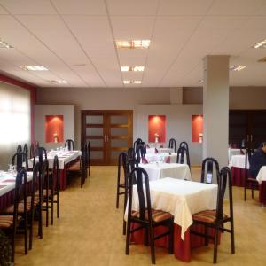 ein Esszimmer mit weißen Tischen und Stühlen in der Unterkunft Hotel Perú by Bossh! Hotels in Trujillo