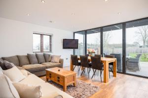 a living room with a couch and a table at Jenny's Barn - Sleeping 9, Dog friendly in Staveley