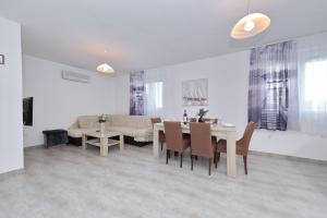 a dining room with a table and chairs at Eda in Vrsi