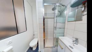 a bathroom with a toilet and a sink and a shower at chaleureux studio Maillart centre ville in Le Havre