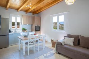a kitchen and living room with a table and a couch at Villa Avlaki in Vlikhón