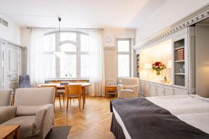 a bedroom with a table and a dining room at Sigtuna Stadshotell in Sigtuna