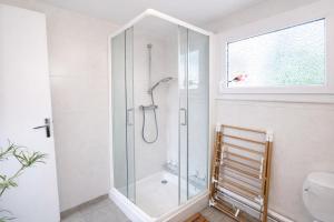 a shower with a glass door in a bathroom at Maison entière pour 4 personnes avec parking proche centre ville in Saint-Sulpice-sur-Risle +9 photos