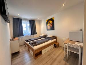 a bedroom with a bed and a desk in it at RingRooms - Self Check-In in Knittelfeld