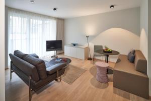 a living room with a couch and a table at Michels Dependance des Hotel Misan in Norderney