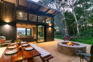a house with a fire pit in the middle of a patio at Knysna Tsukamori in Knysna