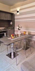 a large dining room table with chairs in a kitchen at Casa Vacanze Piccolpasso 20 in Urbania