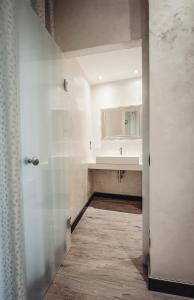 W łazience znajduje się umywalka i lustro. w obiekcie Arena Easy Suites Guesthouse w Weronie