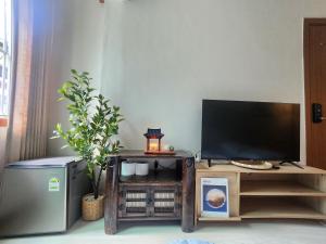a living room with a television on a table at Hanyang Healing House - 외국인 전용 in Seoul