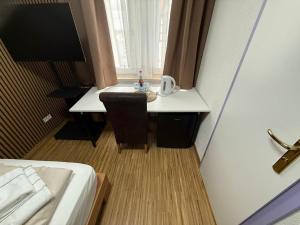 a room with a desk with a chair and a bed at Hotel Schöne Aussicht renoviert in Bad Friedrichshall +173 photos