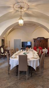 a large dining room with a table and chairs at Stadtpalais Domblick-Suite 4 Zimmer mit Balkon maximal 6 Personen in Bautzen
