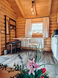 a room with a table and chairs in a log cabin at Chalet Hüttendorf 49 gradnord in Bayerisch Eisenstein