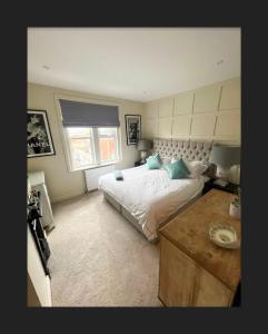 a bedroom with a bed and a window at Spacious House In Guildford in Stoughton