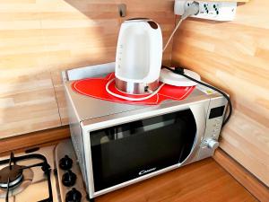 a blender sitting on top of a microwave at Il Broletto B&B in Novara
