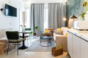 a living room with a couch and a table at Apartamentos Territorios in Mérida