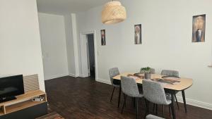a dining room with a table and chairs at Die Schöne Wohnung am Stade Bahnof in Stade