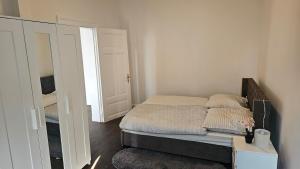a small bedroom with a bed and a mirror at Die Schöne Wohnung am Stade Bahnof in Stade