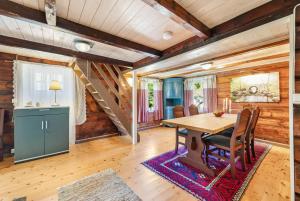 a dining room with a wooden table and chairs at Det Hvite Hus - Fosseland Hytter in Feda