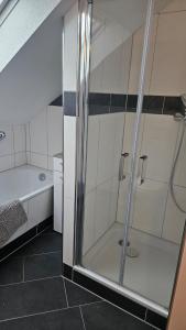 a bathroom with a shower and a tub at Die Schöne Wohnung am Stade Bahnof in Stade
