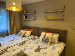 a bed with pillows on it in a bedroom at Cosy Residence, The Verbier Residences in Verbier