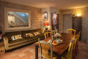 a living room with a couch and a wooden table at La petite hostellerie in Uzès
