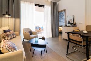a living room with a couch and a table at Apartamentos Territorios in Mérida
